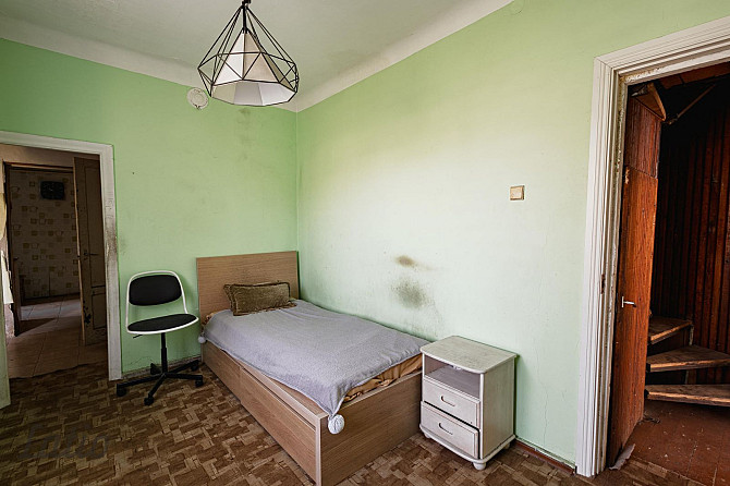 Pārdod privātmājas daļu ar zemes gabalu klusā privātmāju rajonā.
1975. gadā būvēta 2-stāvu vieglbeto Елгава и район - изображение 5