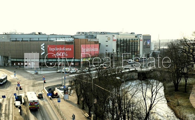 Fasādes māja, ieeja no ielas, kāpņu telpa pēc kosmētiskā remonta, logi vērsti mājas abās Rīga - foto 20