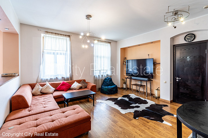 Fasādes māja, ieeja no ielas, kāpņu telpa pēc kosmētiskā remonta, logi vērsti mājas abās Rīga - foto 1