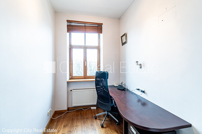 Fasādes māja, ieeja no ielas, kāpņu telpa pēc kosmētiskā remonta, logi vērsti mājas abās Rīga - foto 18
