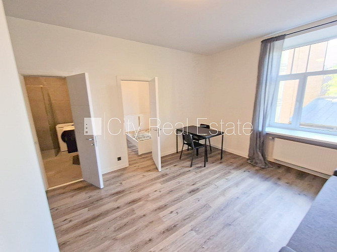 Fasādes māja, viena kvadrātmetra apsaimniekošanas maksa mēnesī  1.6 EUR, ieeja no ielas, logi Rīga - foto 3