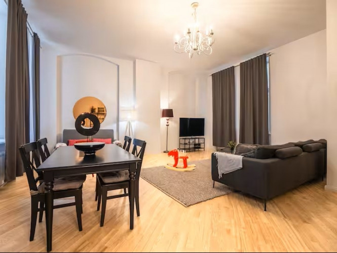 Elegants un plašs dzīvoklis Rīgas klusajā centrā  Izīrēšanai pieejams gaišs un komfortabls Rīga - foto 1