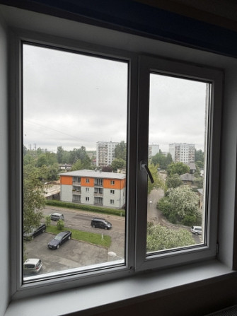 Izīrē 3 istabu dzīvokli Purvciemā!  Izīrē plašu un funkcionālu 3 istabu dzīvokli, kuram ir Rīga - foto 2