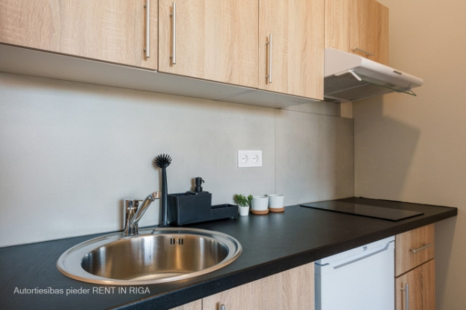 Ilgtermiņā īrei (sākot no 6 mēneši) - Moderns studijas tipa dzīvoklis renovētā ēkā. Rīga - foto 6