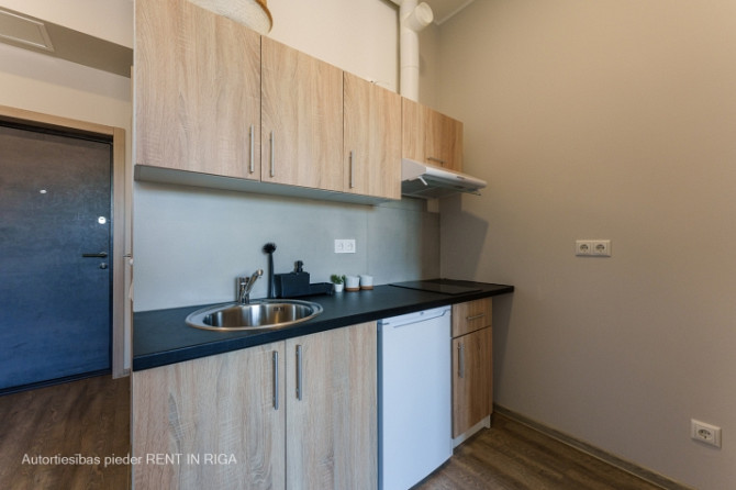 Ilgtermiņā īrei (sākot no 6 mēneši) - Moderns studijas tipa dzīvoklis renovētā ēkā. Rīga - foto 5