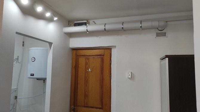 Dzīvoklī ir atsevišķa sanitārā telpa (tualete, izlietne, duša). Visas komunikācijas atrodas... Rīga - foto 8