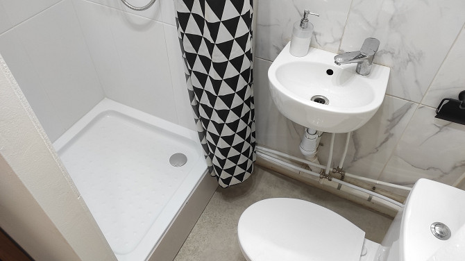 Dzīvoklī ir atsevišķa sanitārā telpa (tualete, izlietne, duša). Visas komunikācijas atrodas... Rīga - foto 10