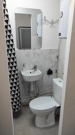 Dzīvoklī ir atsevišķa sanitārā telpa (tualete, izlietne, duša). Visas komunikācijas atrodas... Rīga - foto 14