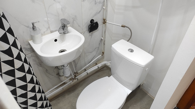 Dzīvoklī ir atsevišķa sanitārā telpa (tualete, izlietne, duša). Visas komunikācijas atrodas... Rīga - foto 9