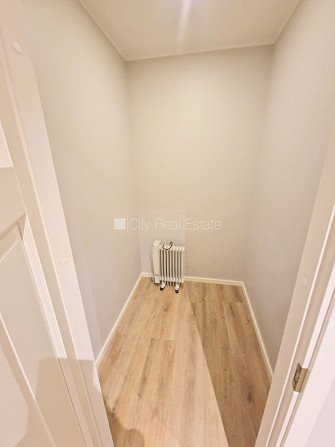 Fasādes māja, ieeja no pagalma, kāpņu telpa pēc kosmētiskā remonta, balkons, logi vērsti uz Rīga - foto 16