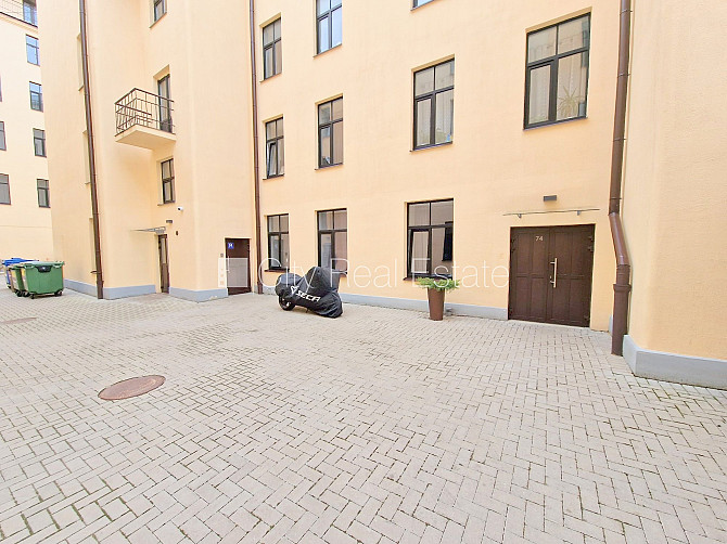 Fasādes māja, ieeja no pagalma, kāpņu telpa pēc kosmētiskā remonta, balkons, logi vērsti uz Rīga - foto 19