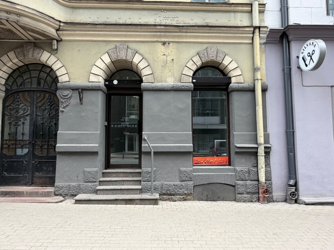 Iznomā tirdzniecības telpas aktīvajā Lāčplēša ielā ar stiklotu fasādes ieeju un lielisku Rīga - foto 1
