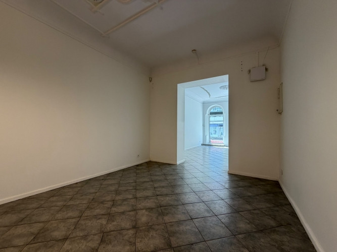 Iznomā tirdzniecības telpas aktīvajā Lāčplēša ielā ar stiklotu fasādes ieeju un lielisku Rīga - foto 6