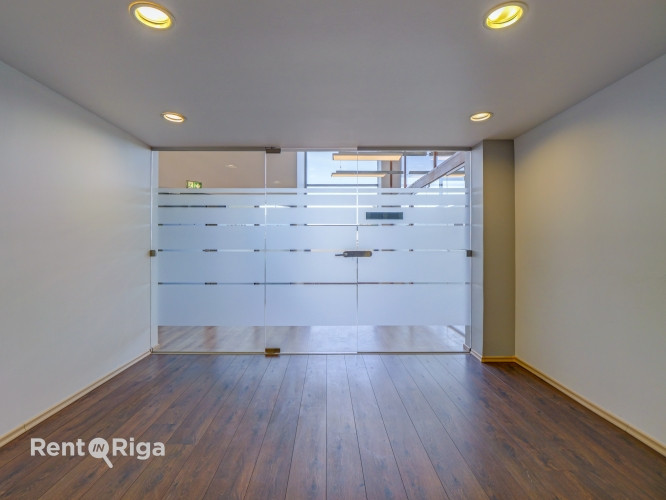 A spacious and bright loft-style office featuring an open-plan workspace and separate private office Рига - изображение 8