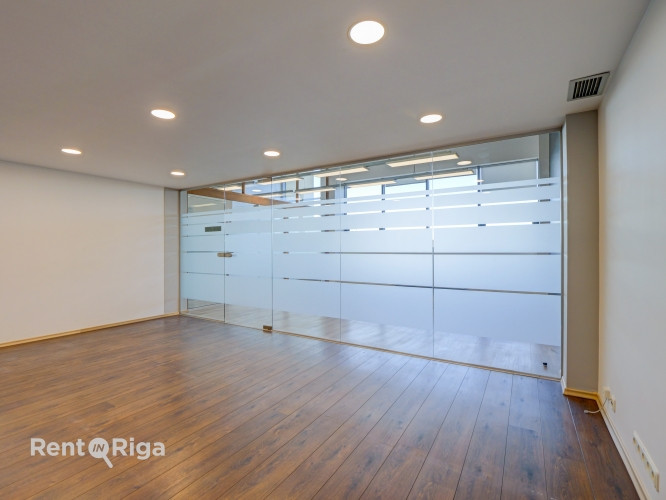 A spacious and bright loft-style office featuring an open-plan workspace and separate private office Рига - изображение 3
