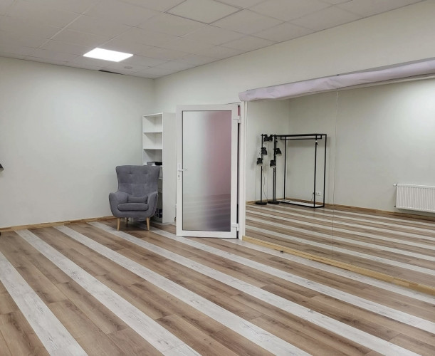Brīvības gatvē fasādes ēkā iznomā funkcionālas telpas birojam, bērnu studijai vai Rīga - foto 5