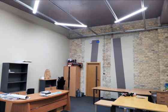 Birojs Juglā ar skatu uz Brīvības ielu.  Atvērtā tipa telpa. WC koplietošanas kodidorī. Birojs ar pi Рига