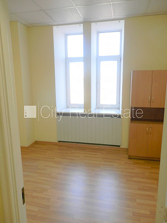 Fasādes māja, renovēta māja, ieeja no ielas, ir lifts, kāpņu telpa pēc kosmētiskā remonta, Rīga - foto 5