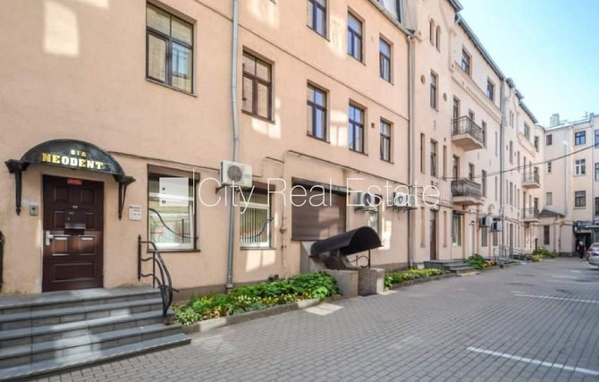 Pagalma māja, ieeja no pagalma, kāpņu telpa pēc kosmētiskā remonta, logi vērsti uz pagalma Rīga - foto 15