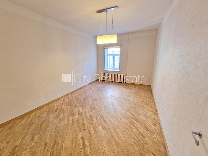 Pagalma māja, ieeja no pagalma, kāpņu telpa pēc kosmētiskā remonta, logi vērsti uz pagalma Rīga - foto 5