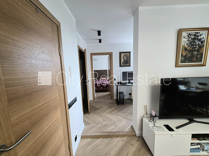 Pagalma ēka, vieta automašīnai, ieeja no pagalma, kāpņu telpa pēc kosmētiskā remonta, Rīga - foto 7