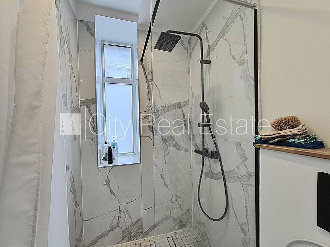 Pagalma ēka, vieta automašīnai, ieeja no pagalma, kāpņu telpa pēc kosmētiskā remonta, Rīga - foto 17