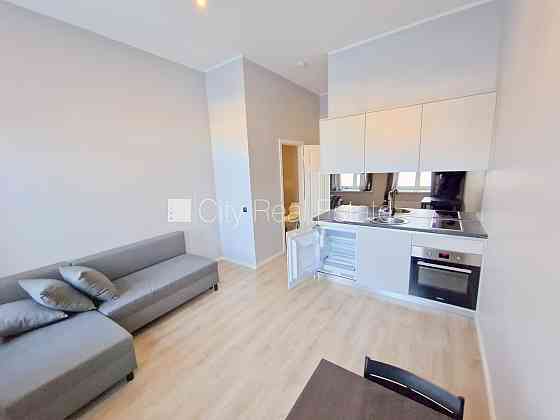 Фасадный дом, реновированный дом, закрытый двор, вход с улицы и со двора, Рига