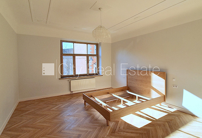 Fasādes māja, slēgts pagalms, vieta automašīnai, logi vērsti mājas abās pusēs, plašs Rīga - foto 9