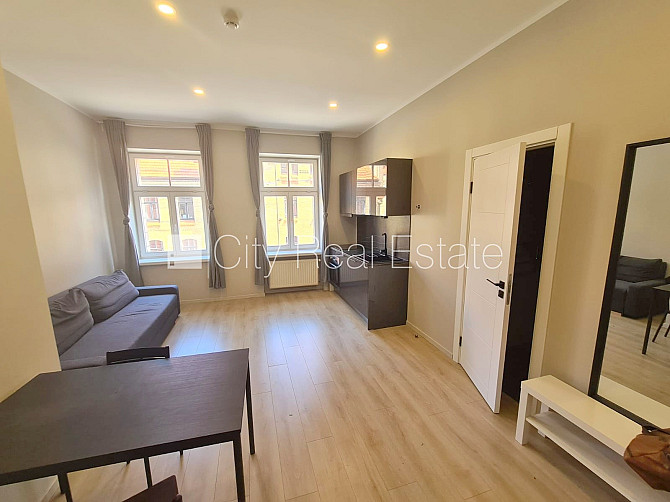 Fasādes māja, renovēta māja, slēgts pagalms, ieeja no pagalma, ir lifts, kāpņu telpa pēc Rīga - foto 1