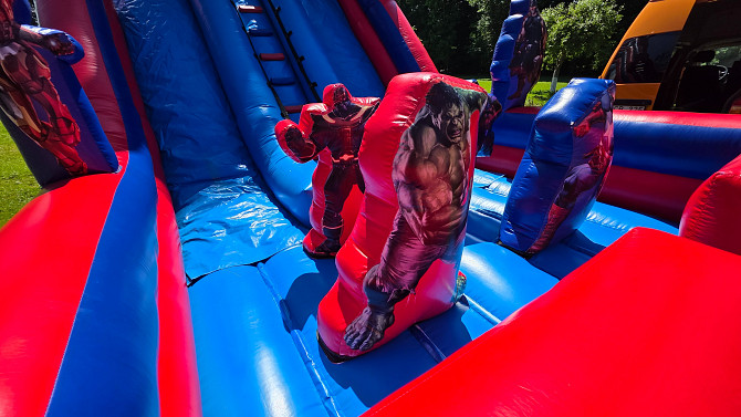 Pārdodu piepūšamo SPIDERMAN atrakciju. Redzamas lietošanas pazīmes, bet kopumā labā stāvoklī.... Элея - изображение 3