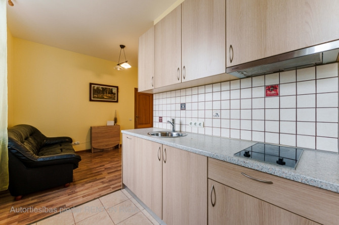 For long term rent fully furnished and equipped 2-bedroom apartment in the city center in a quiet co Рига - изображение 3