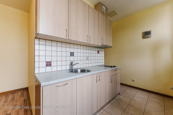 For long term rent fully furnished and equipped 2-bedroom apartment in the city center in a quiet co Рига - изображение 4