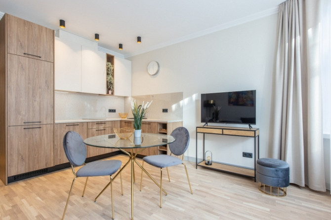 Kvalitatīvs studio tipa dzīvoklis renovētā ēkā, Rīgas centrā.   Zemi komunālie maksājumi Rīga - foto 1