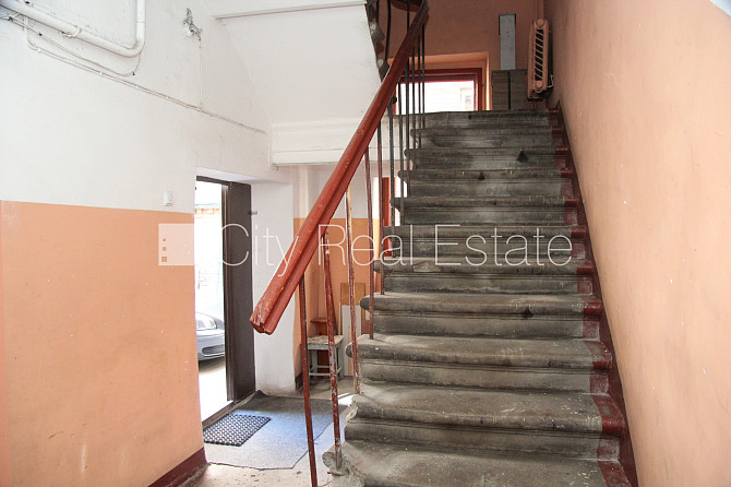 Fasādes māja, renovēta māja, ieeja no ielas, ir lifts, kāpņu telpa pēc kapitālā remonta, Rīga - foto 17