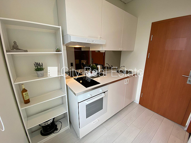 Fasādes māja, ieeja no ielas, kāpņu telpa pēc kosmētiskā remonta, balkons, logi vērsti Rīga - foto 13