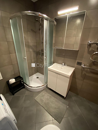 Fasādes māja, ieeja no ielas, kāpņu telpa pēc kosmētiskā remonta, balkons, logi vērsti Rīga - foto 16