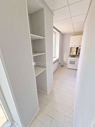 Fasādes māja, ieeja no ielas, kāpņu telpa pēc kosmētiskā remonta, balkons, logi vērsti Rīga - foto 15