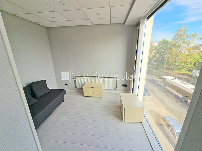 Fasādes māja, ieeja no ielas, kāpņu telpa pēc kosmētiskā remonta, balkons, logi vērsti Rīga - foto 8