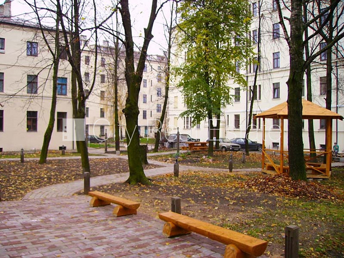 Labiekārtota apzaļumota teritorija, teritorijas iebrauktuves vārti aprīkoti ar automatizētu Rīga - foto 1