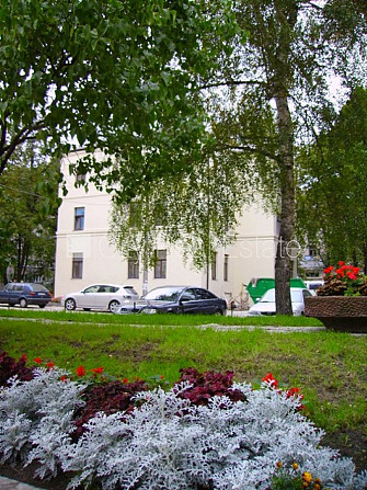 Labiekārtota apzaļumota teritorija, teritorijas iebrauktuves vārti aprīkoti ar automatizētu Rīga - foto 13
