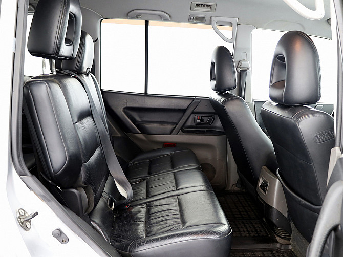 Mitsubishi Pajero Luxury ATM 3.2 DI-D 121kW Tallina - foto 7