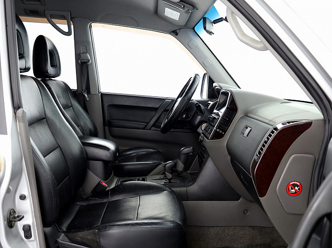 Mitsubishi Pajero Luxury ATM 3.2 DI-D 121kW Tallina - foto 6