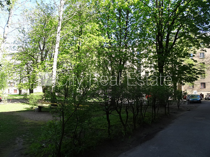 Fasādes māja, labiekārtota apzaļumota teritorija, vieta automašīnai, viena istaba izolēta, Rīga - foto 13