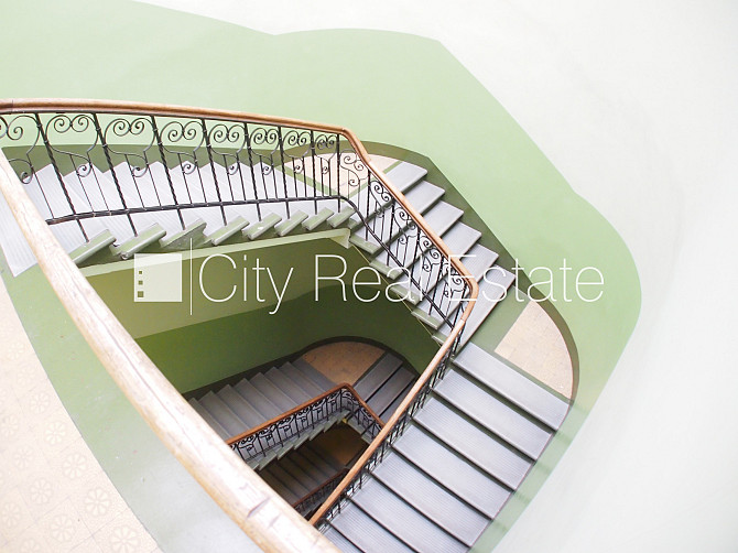 Fasādes māja, renovēta māja, ieeja no ielas, ir lifts, kāpņu telpa pēc kosmētiskā remonta, Rīga - foto 13