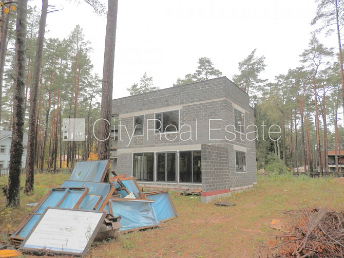 Dvīņu māja, jaunceltne, iežogota teritorija ar koka sētu, apsargāta teritorija, mājā Jūrmala - foto 1