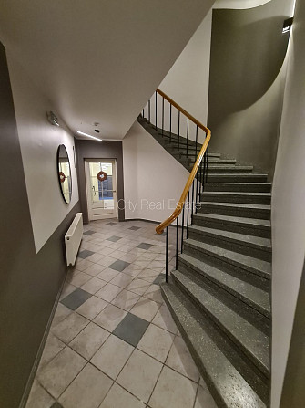 Pagalma ēka, renovēta māja, ieeja no ielas un pagalma, ir lifts, kāpņu telpa pēc kapitālā Rīga - foto 12