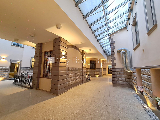 Pagalma ēka, renovēta māja, ieeja no ielas un pagalma, ir lifts, kāpņu telpa pēc kapitālā Rīga - foto 14