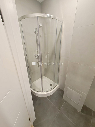 Pagalma ēka, renovēta māja, ieeja no ielas un pagalma, ir lifts, kāpņu telpa pēc kapitālā Rīga - foto 9