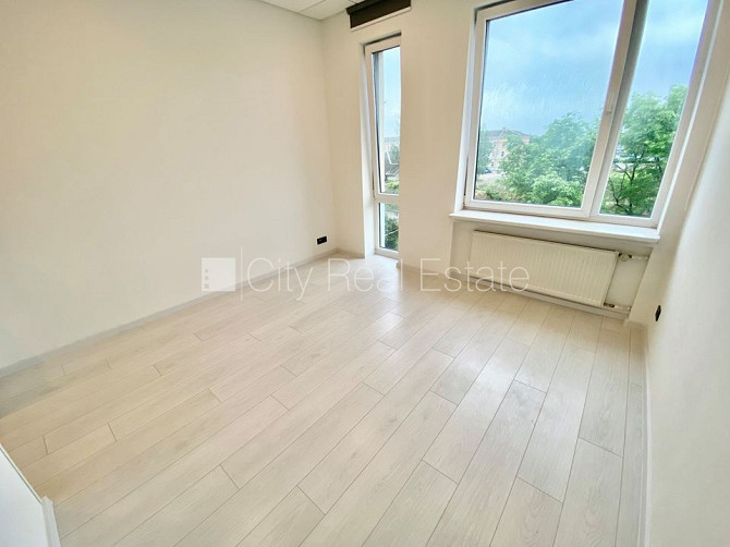 Fasādes māja, renovēta māja, ieeja no ielas, ir lifts, kāpņu telpa pēc kapitālā remonta, Rīga - foto 1