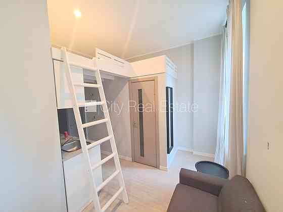 Здание во дворе, реновированный дом, закрытый двор, вход со двора, лестничная Рига
